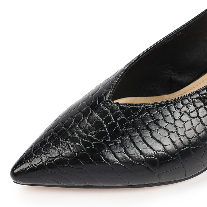 Черные женские туфли с острым мыском и открытой пяткой из кожи «под крокодила» Thomas Munz