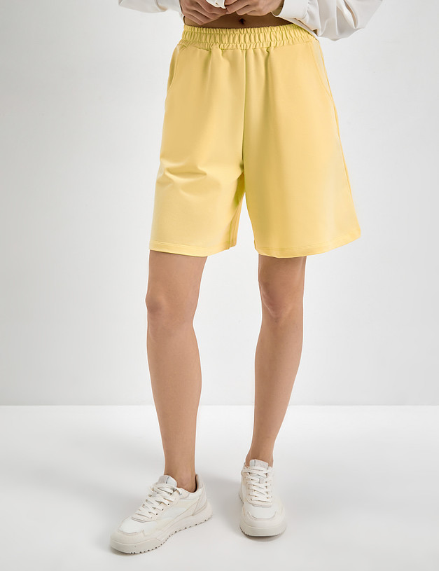 Широкие женские шорты желтого цвета MASCOTTE 790-3111-2618 | ракурс 2