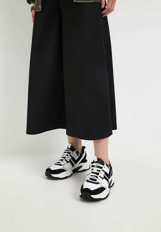 Белые женские кроссовки с черными вставками