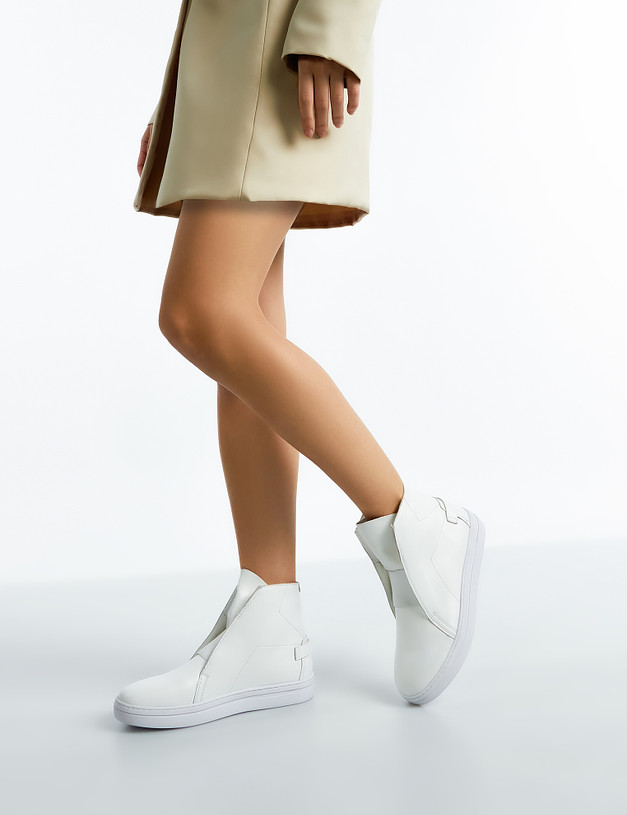 Белые кожаные женские ботинки на резинке MASCOTTE 58-2141911-4564M | ракурс 1