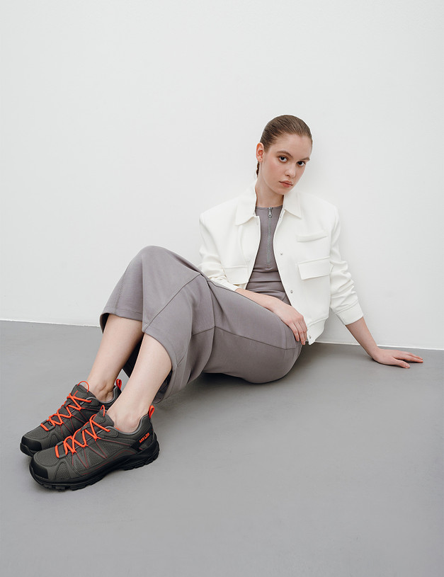 Серые женские кроссовки с яркими шнурками MASCOTTE 182-410121-0210 | ракурс 2