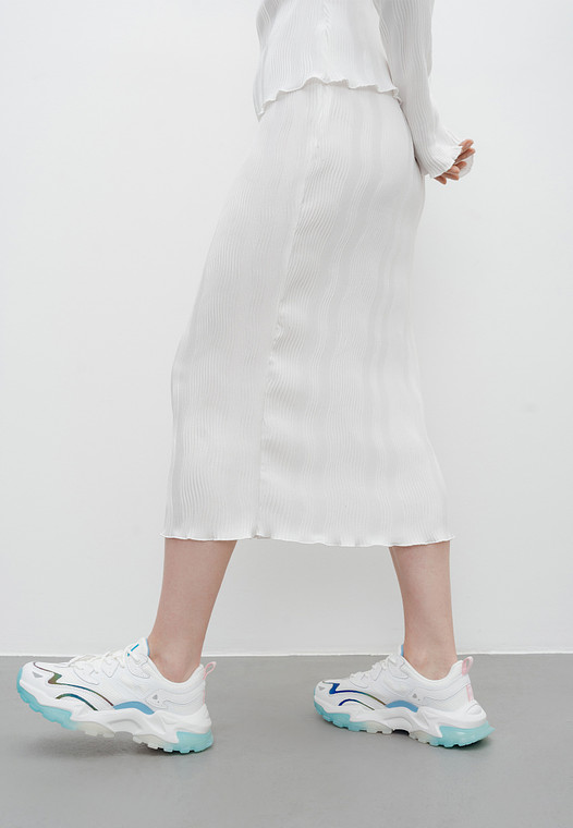 Белые женские кроссовки с цветной подошвой