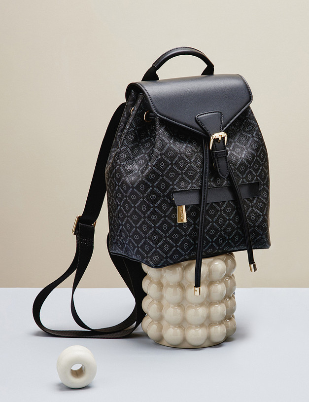 Черный женский рюкзак с фирменным принтом MASCOTTE 604-2202-602 | ракурс 3