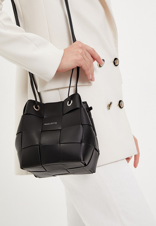 Черная женская сумка с плетеным дизайном