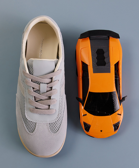 Кроссовки для неё