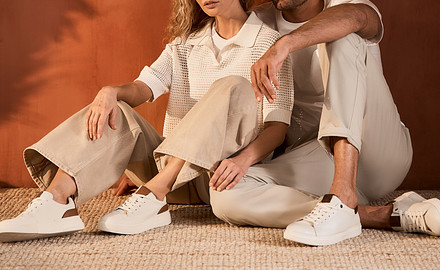 С чем носить белые кроссовки: идеи женских и мужских образов