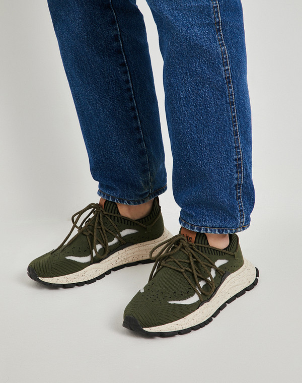 Мужские кроссовки цвета хаки 3990₽