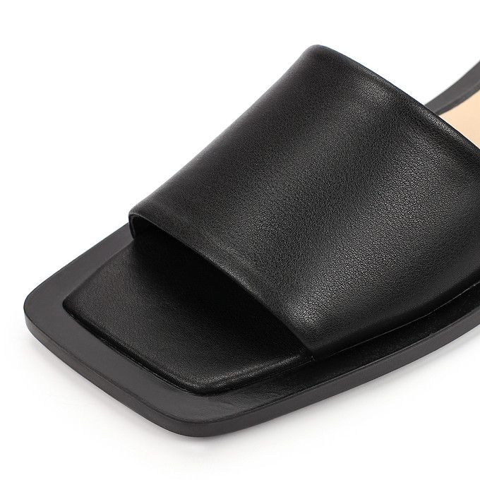 Женские кожаные сандалии на плоской подошве черного цвета LOLLI|POLLI