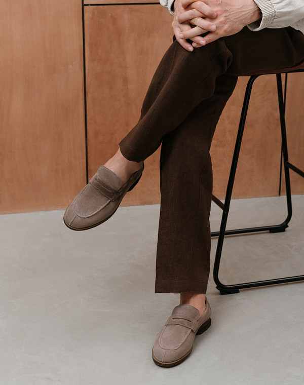 Бежевые мужские лоферы из велюра 5990₽