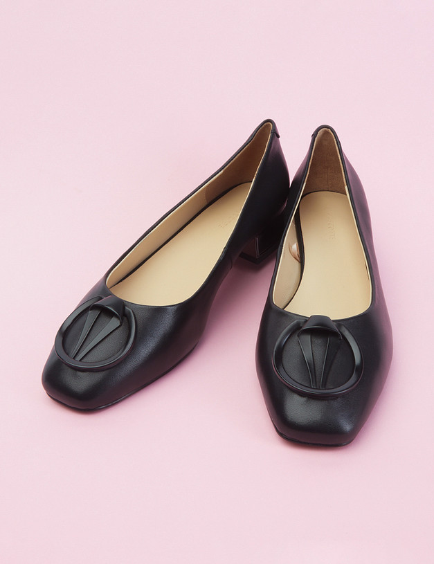Черные женские туфли на низком каблуке MASCOTTE 126-210511-0502 | ракурс 6