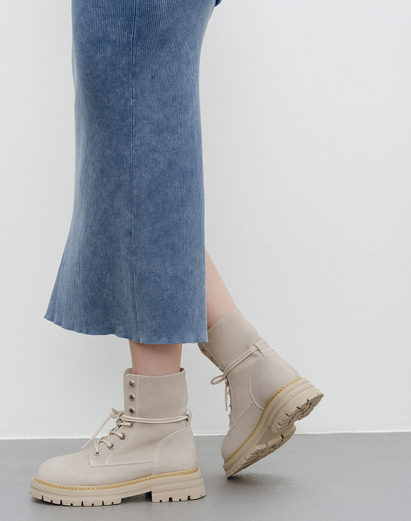 Молочные женские ботинки из велюра 5990₽