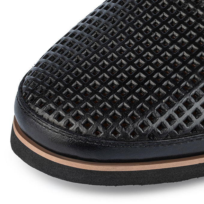 Черные мужские кожаные полуботинки с перфорацией «Саламандер»