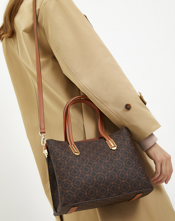 Коричневая женская сумка с фирменным принтом 8390₽