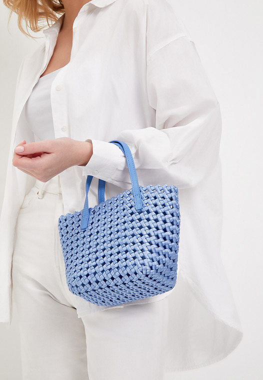 Голубая женская плетеная сумка